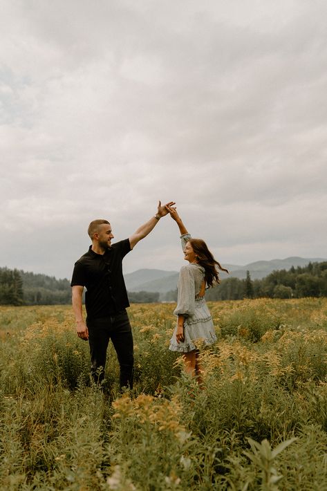 Couple Photography Poses At Mountains, Pre Wedding Photoshoot Mountains, Pre Wedding Mountain, Engagement Shoot Mountains, Twilight Engagement Photos, Mountain Prenup, Couples Photoshoot Outside, Engagement Photos Woods, Photography Engagement Poses