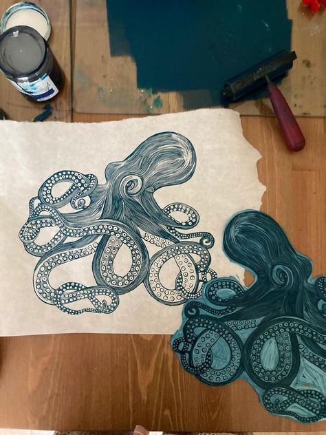 Lino Designs Art, Octopus Lino Print, Octopus Linocut, Lino Printing Ideas, Lino Art Ideas, Linolium Printing, Animal Printmaking, Linocut Art Ideas, Printmaking Patterns