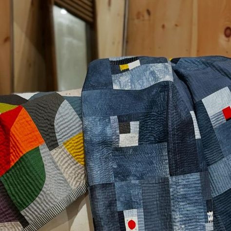 Sarah Hibbert Quilts on Instagram: "Hand quilting…. Quilts in the wild in Maine. 

#quiltretreat #modernquilt #linenquilts" Quilt Retreat, In The Wild, Hand Quilting, Modern Quilts, The Wild, Maine, Quilting, Textiles, Sewing