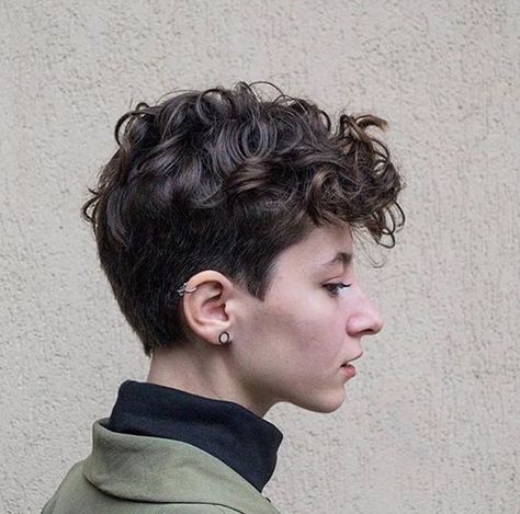 Tomboy Haircut, Woman With Curly Hair, Androgynous Haircut, Androgynous Hair, Curly Pixie Cuts, Short Curly Haircuts, Messy Short Hair, Shot Hair Styles, Short Wavy Hair