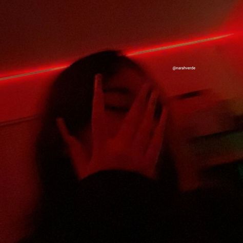 ig: @narahverde - follow me :) || girl in red light - red light - red in led - girl icon - woman icon - girl pfp - girl in red light icon - menina na luz vermelha - luz vermelha - garota na led - menina icon - mulher icon - menina pfp - garota na luz vermelho icon Red Faceless Pfp, Dark Red Profile Picture, Red Girl Aesthetics, Red Hair Aesthetic Pfp, Dark Red Girl Aesthetic, Red Profile Picture Aesthetic, Red Girl Pfp, Red Girl Icon, Red Led Lights Aesthetic