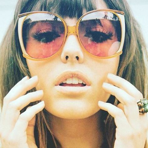 ✌️ #70s #seventies #inspo #thehippieshake #retro #style #sunglasses #photography #love #trend #aw15 60s Sunglasses, 70s Glasses, 70s Sunglasses, Patti Hansen, 70s Glam, Lauren Hutton, 70s Aesthetic, 70s Vibes, Glasses Chain