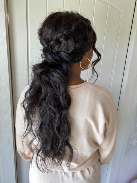 Hairstyles For Weddings Black Hair, Bride Hairstyles For Dark Hair, Bridesmaid Hairstyles For Brunettes, Boho Wedding Hairstyles Black Hair, Wedding Hair Ideas Brunette, Long Black Bridal Hair, Power Pony Wedding Hair, Maid Of Honor Hairstyles Brunette, Brown Hair Bridesmaid Hairstyles