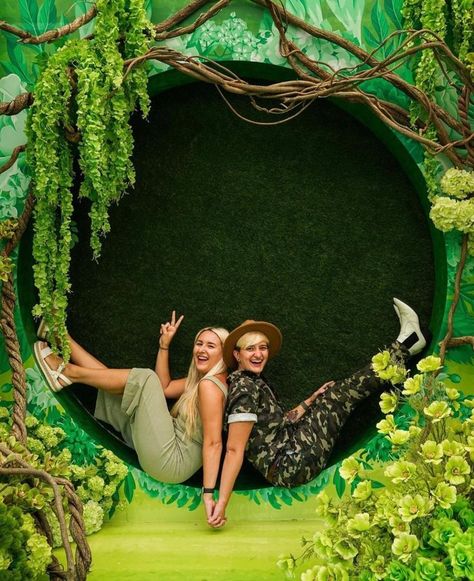 Forest Photo Booth Ideas, Forest Theme Photo Booth, Jungle Photobooth, Interactive Hoarding, Jungle Photo Booth, Green Photobooth, Photo Opportunity Ideas Events, Outdoor Photo Booths, Cinema Idea