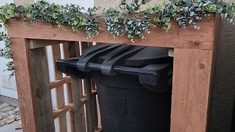 Pallet Trash Can Cover, Outdoor Garbage Storage Diy, Hiding Garbage Cans Outside, Hide Garbage Cans, Outdoor Garbage Storage, Hide Trash Cans, Wood Trash Can, Garbage Can Storage, Trash Can Covers