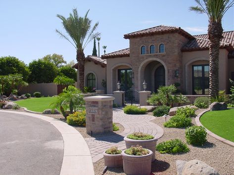 Again, a little rock, pavers, and boulders and you have a simple, low maintenance landscape. Arizona Landscape Design Front Yard, Arizona Front Yard Landscaping, Arizona Front Yard, Desert Garden Ideas, Rock Pavers, Grass Front Yard, Exterior Fence, Arizona Backyard Landscaping, Edges Ideas