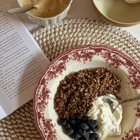 Grechka buckwheat breakfast aesthetic Balanced Breakfast Aesthetic, Buckwheat Benefits, Buckwheat Breakfast, Slavic Doll, Chic Food, Mermaid Food, High Energy Foods, Buckwheat Recipes, High In Fiber