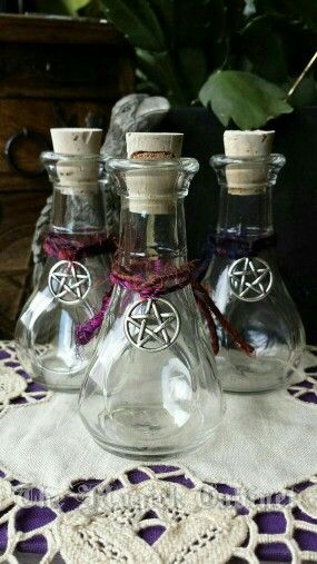 Witchy Bottles, Witch Bottle, Witches Jar, Spell Bottles, Witchcraft Herbs, Wiccan Crafts, Witch Bottles, Pagan Crafts, Witch Cottage