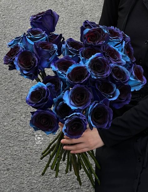 Dark Flower Bouquet, Emo Flowers, Dark Blue Roses, Vampire Wedding, Pretty Flowers Pictures, Dyed Flowers, Luxury Flower Bouquets, Dark Blue Flowers, Gothic Garden