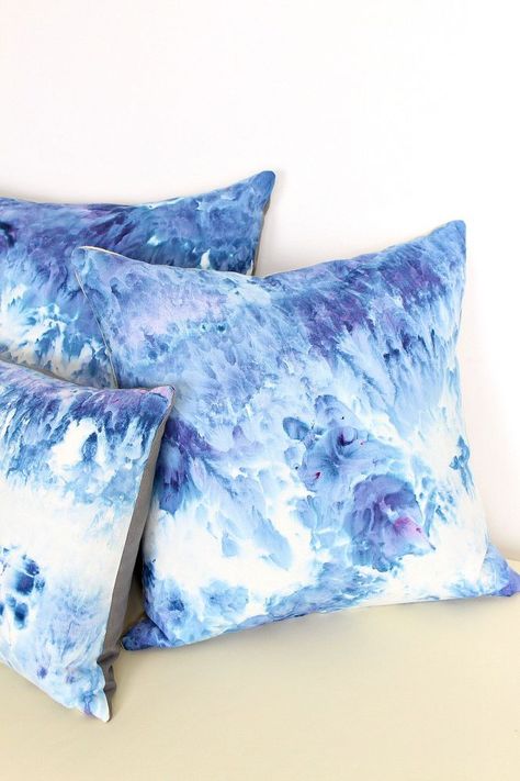 Want to create one of a kind fabric designs with an organic feel?  Ice dyeing is SO much easier than even shibori or tie dyeing and the result is an exciting su… Diy Throw Pillows, Tie Dye Bedding, Dyed Pillows, Dyeing Tutorials, Diy Dye, Ikea Alex, Tie Dye Crafts, Diy Ombre, Ice Dye