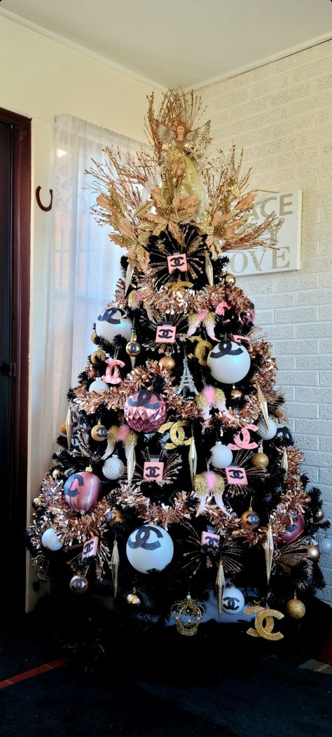 Black Christmas Tree Pink Decorations, Black White And Pink Christmas Tree, Rose Gold And Black Christmas Tree, Black Christmas Tree With Pink Ornaments, Black And Pink Christmas Decor, Pink And Black Christmas Decor, Black And Pink Christmas Tree, Pink And Black Christmas Tree, White And Gold Decorations