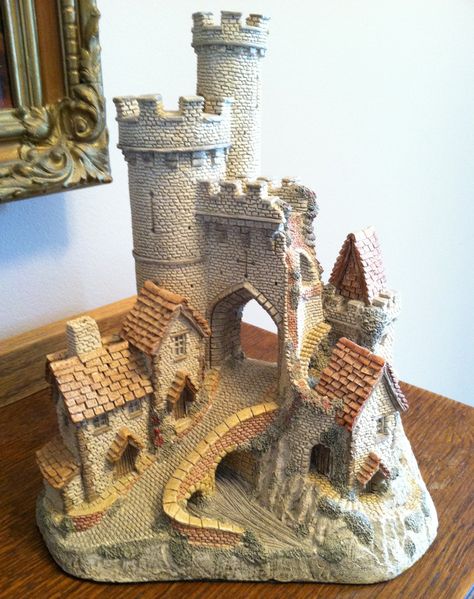 Castle Diorama, Miniature Castle, Christmas Crib Ideas, Castle Project, Dnd Crafts, Fairy Castle, Fairy House Crafts, Winter Cottage, Pottery Houses