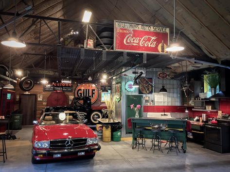 Vintage Car Garage, Classic Car Garage, Man Garage, Carros Vintage, Cool Garages, Ultimate Garage, Dream Car Garage, Classic Car Restoration, Old Garage