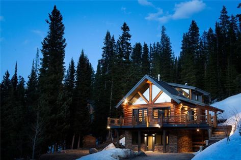 The 10 coolest Colorado Airbnbs that people go crazy over — The Know Cabins In Colorado, Modern Mountain Cabin, Rock Shower, Colorado Cabins, Best Airbnb, Copper Tub, River Cabin, Modern Mountain Home, Patio Fire Pit