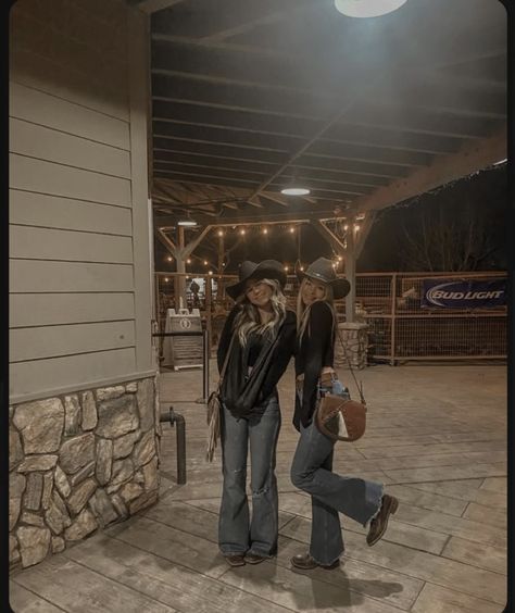 Best Friend Rodeo Outfits, Cowgirl Vibes Outfit, Rodeo Outfits Aesthetic, Country Fits Aesthetic, Dark Western Outfits, Casual Country Outfits Women, Bestie Pics Aesthetic, Cowgirl Best Friends, Hoedown Outfits