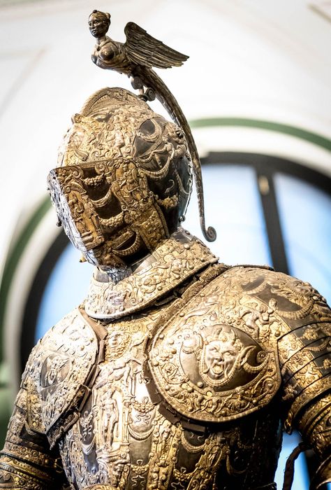 Armour of Holy Roman Emperor Ferdinand II  (Italian Made, 1600s) Medieval Tattoo, Helmet Armor, Ancient Armor, Historical Armor, Knight In Shining Armor, Roman Emperor, Knight Armor, Arm Armor, Medieval Armor