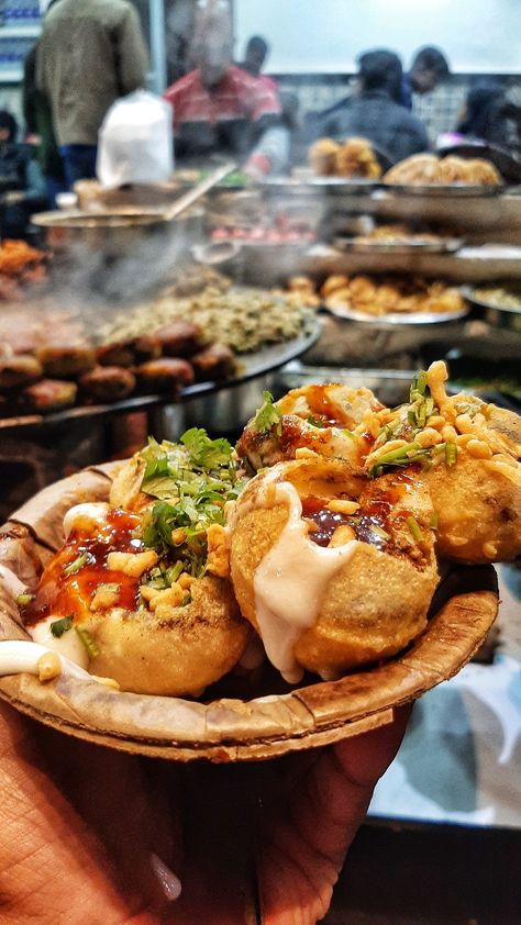 Varanasi Food Photography, Varanasi Street Food, Banaras Street Food, Food Asthetics Photos, Banaras Story Idea, Varanasi Food, Chai Pakoda, Varanasi Aesthetic, Maharashtra Food