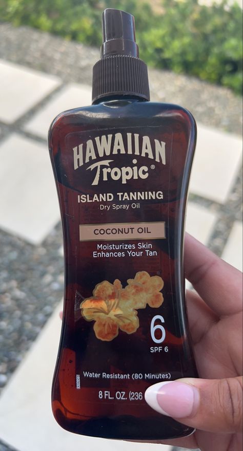 Girl holding tanning oil in summer vacation destination. Good Tanning Oil, Tanning Oil Aesthetic, Hawaiian Tanning Oil, Spray Tan Aesthetic, Hawaii Products, Hawaiian Tropic Tanning Oil, Best Tanning Products, Best Tanning Oil, Tanning Aesthetic