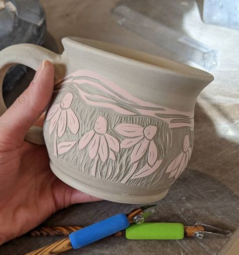 Ceramic Carving Designs Patterns, Scraffito Designs Simple Vase, Ceramic Mug Carving, Sgraffito Designs Flowers, Sgraffito Pottery Ideas, Sgraffito Mug Designs, Sgraffito Ceramics Ideas, Pottery Patterns Ideas, Ceramic Patterns Design