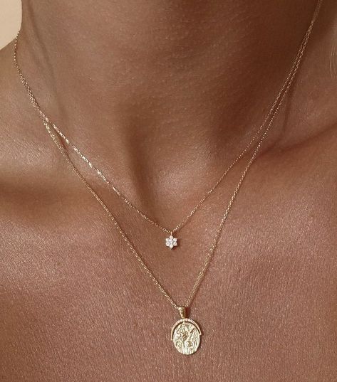 Dantiy Gold Necklace, Simple Layered Necklaces Gold, Aesthetic Everyday Jewellery 2023, Stacked Necklaces Gold Dainty, Simplistic Gold Jewelry, Brunette With Gold Jewelry, Gold Stacked Necklaces Simple, Everyday Gold Necklace Stack, Dainty Necklace Layering