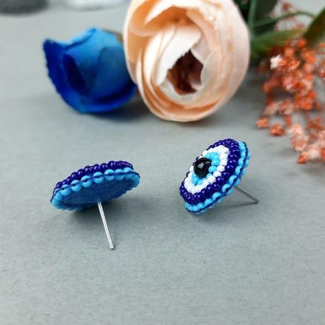 Nazar boncuğu küpe #BeadingPatterns #BeadEmbroideryPattern #BeadEmbroideryPatternsBeginner #BeadEmbroideryPatternsEasy Diy Necklace Patterns, Anting Manik, Earrings Diy Handmade, Diy Fabric Jewellery, Beaded Earrings Tutorials, Beaded Earrings Diy, Earrings Making, Bead Embroidery Patterns, Evil Eye Earrings