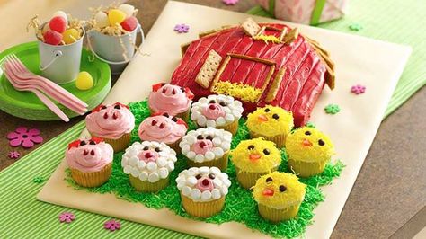 Betty Crocker and Howdini.com show you how to bake up a delicious red barn cake and fun-to-decorate farm animal cupcakes. Cupcake Receptek, Barn Cake, Farm Animal Cupcakes, Betty Crocker Cake, Cake Templates, Animal Cupcakes, Barnyard Birthday, Farm Birthday Party, Farm Party