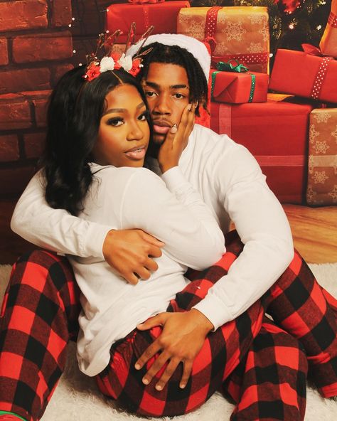 Christmas Photoshoot Ideas Couples, Cute Christmas Pictures For Couples, Christmas Pictures With Boyfriend, Black Couple Christmas Pictures Pajamas, In Home Christmas Photoshoot Couple, Couple Christmas Poses, Couple Christmas Pictures Black People, Cute Couple Christmas Pictures, Couple Poses Christmas