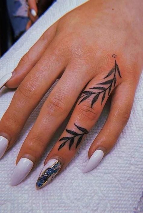 Tato Henna, Finger Tattoo For Women, Finger Tats, Hand And Finger Tattoos, Finger Tattoo Designs, Inspiration Tattoos, Hand Tattoos For Women, Small Hand Tattoos, Subtle Tattoos