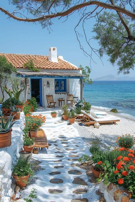 Greek Cottage, Island Style Decor, Greece House, Small Beach Houses, Cottages By The Sea, Greek Villas, Seaside House, Beach House Exterior, Greek House