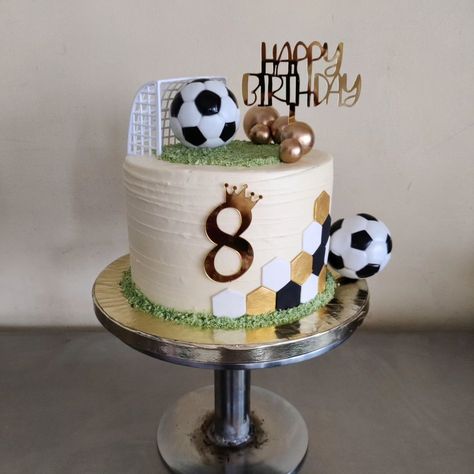 Swipe to see the whole setting 🥳 #footballthemedcake #foodball #soccercake #customcake #specialitycakes #bakesofbangalore #whatshotbangalore #customcakesinbangalore #football #footballmemes #bakedbyapostrophe Soccercake Soccer Birthday, Football Cakes For Boys, Birthday Cake For Papa, Birthday Cake For Boys, Cake Football, Football Themed Cakes, Football Cakes, Soccer Ball Cake, Football Birthday Cake