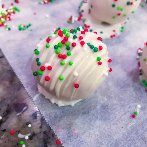 3 Ingredient Cookie Dough, Homemade Christmas Cake, Christmas Cake Balls, Oreo Balls Christmas, Snowballs Recipe, Cake Ball Recipes, Cake Ball, Cookie Dough Truffles, Christmas Cake Pops