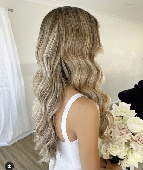 Bridal Hair Down Wavy Loose Curls, Bride Hair Loose Curls, Soft Waves Middle Part Wedding Hair, Soft Waves Blonde Hair, Flowy Curls Wedding Hairstyles, Bride Waves Hairstyle, Bridesmaid Hair Beach Waves, Bridal Loose Waves, Beach Waves Bride