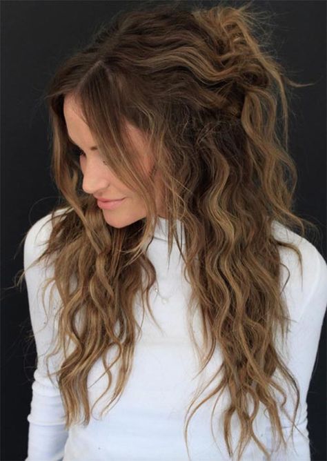 Naturally Wavy Hair Color Ideas, Natural Wavy Hair Dye Ideas, Natural Curls Brunette, Wavy Hair Color Ideas, Naturally Wavy Hair Cuts With Layers, Brunette Hair Curly, Spring Brunette Hair Color, Wavy Hair Brunette, Sun Kissed Hair Brunette