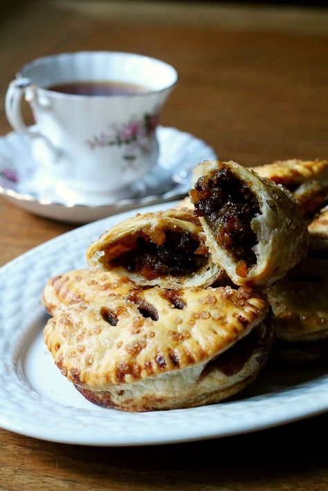 Eccles Cakes (simple homemade puff pastry filled with spiced fruit) | Korena in the Kitchen Eccles Cakes, English Dinner, Eccles Cake, Pastry Dishes, Cakes Simple, Puff Pastry Filling, British Desserts, Spiced Fruit, Sweet Breakfast Treats