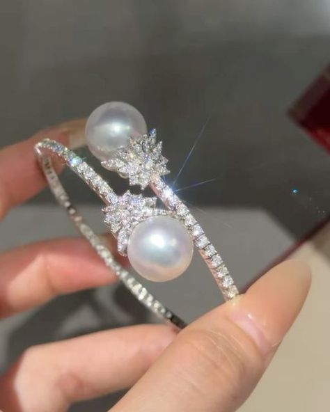 ANNIE CASE FINE JEWELRY on Instagram: "✨ This Diamond and Australian White South Sea Pearl Bracelet showcases unparalleled elegance! 🌟 With 12-13mm virtually flawless perfect round pearls and a full diamond setting, it sparkles beautifully. Setting in 18k white gold, this luxurious piece is a must-have! 💎✨  DM for inquiries @anniecasepearl . . . . . . . . . . HYL240722WSB92400  #PearlBracelet #LuxuryJewelry #southseapearls#diamondbangle #diamondbracelet #Bracelet #JewelryDesign#anniecasepearl#diamondbagle" Pearl And Diamond Bracelet, Pearls Bangles, Pearl Bangle, Sea Pearl, Diamond Settings, South Seas, South Sea Pearls, Pearl Bracelet, Luxury Jewelry