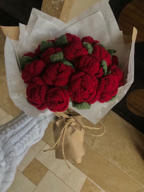 Crochet Rose Bouquet, Big Crochet, Crochet Roses, Diy Bouquet Wrap, Crochet Bouquet, Red Rose Bouquet, Crochet Business, Bouquet Wrap, Flowers Bouquet Gift