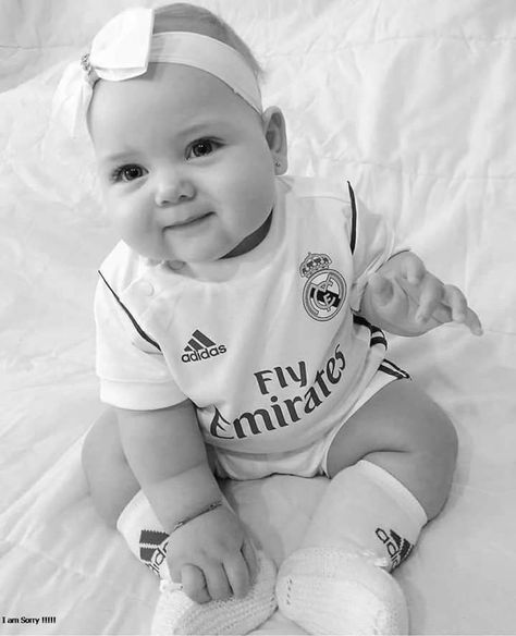 Madrid Girl, Madrid Outfits, Real Madrid Football Club, Soccer Baby, Real Madrid Team, Baby Dior, Real Madrid Football, Mommy Goals