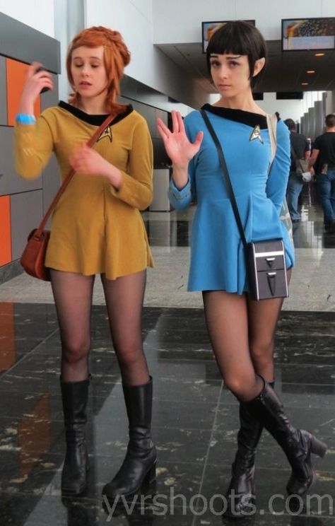 Cosplay gals. Star Trek Costume, Star Trek Crew, Star Trek Uniforms, Star Trek Characters, Star Trek Cosplay, Star Trek Tos, Cosplay Photos, Star Trek, Cosplay Costumes