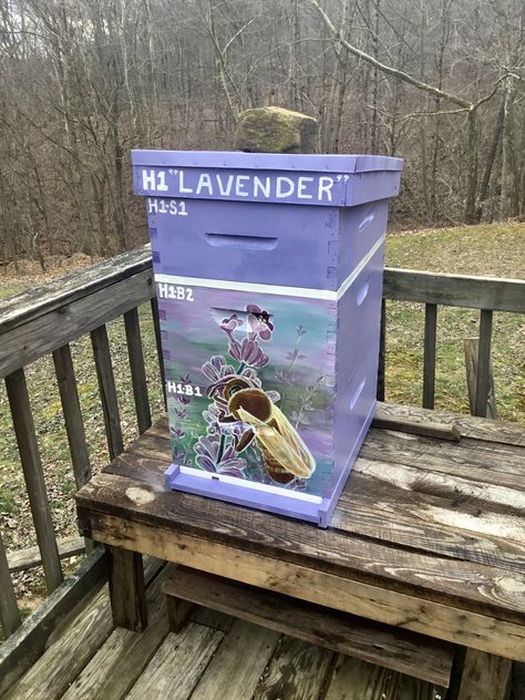 Bee Hive Painting Ideas, Painting Bee Hives, Bee Hive Art, Painted Bee Hives, Bee Hives Boxes, Backyard Habitat, Flow Hive, Bee Houses, Backyard Beekeeping