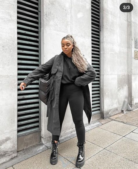 Rainy Day Work Outfit, Hoodie Dress Outfit, Combat Boot Outfits, Black Fall Outfits, Minimalist Fashion Outfits, Jeans Hoodie, Fall Outfit Inspiration, Winter Street, Outfit Inspiration Fall