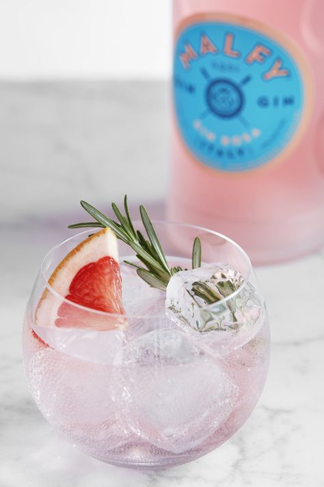 Cocktail Recipe: Malfy Gin Rosa & Tonic | Savour Magazine Watermelon Gin Cocktail, Blueberry Lemonade Recipe, Gin Cocktails Summer, Grapefruit Gin Cocktail, Cucumber Gin Cocktail, Gin Rosa, Malfy Gin, Pink Gin Cocktails, Gin Based Cocktails