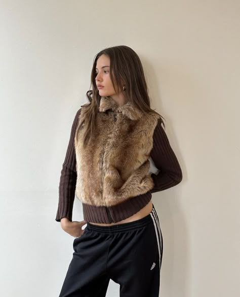 Outfit Ideas Adidas, Outfit Ideas Model, Brown Outfit Ideas, Gilet Outfit, Fur Vest Outfits, Ruby Lyn, 2023 Outfit Ideas, Fur Gilet, Pants Adidas