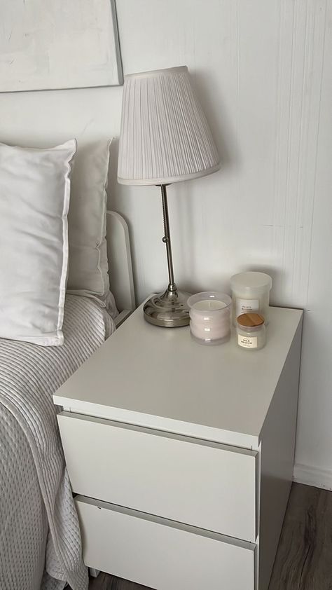 Bedroom Inspo Nightstand, White Nightstand Aesthetic, Aesthetic Night Stand, Bedroom Night Table, Nightstand Aesthetic, King Size Bed Designs, Beautiful Bed Designs, Furnitur Ruang Keluarga, White Room Decor