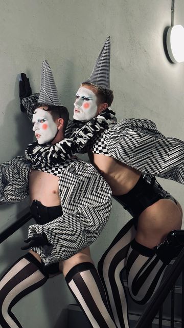 ᴄᴀɪɴ ᴛʜᴇ ᴄʟᴏᴡɴ on Instagram: "🏁 double trouble 🏁 with @ashleyreece for @outhausldn @lollipopmalta 🎨 and 🧵: @thatcainguy #dragclown #clownmakeup #makeup #dragmakeup #clubkid" Club Kids Aesthetic, Club Kid Makeup, Drag Clown, Trapeze Artist Costume, Fashion Clown, 2022 Costumes, Jester Outfit, Cabaret Costume, Halloween Costume Inspiration