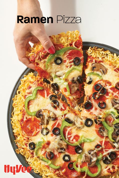 Ever try a pizza crust made from Ramen noodles? Now's the time... Ramen Pizza, Noodle Breakfast, 2 Minute Noodles, Korean Food Bulgogi, Beyond Sausage, Weird Pizza, Ramen Burger, Ramen Flavors, Japan Street Food