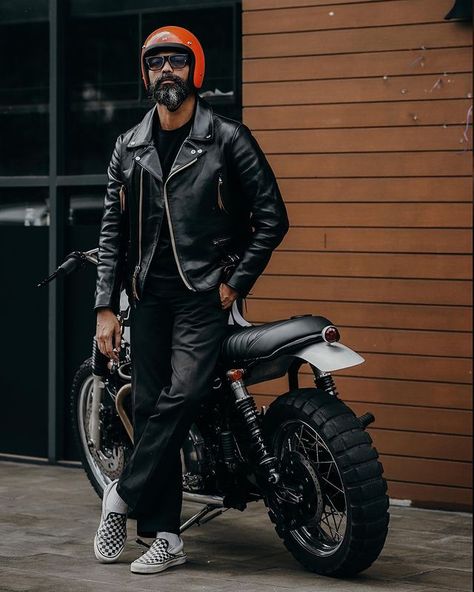 Motorcycle Outfit Men, Duke 390, Men Moda, Leather Jacket Men Style, Biker Jacket Men, Hi Fashion, Riders Jacket, Denim Boots, Motorcycle Outfit