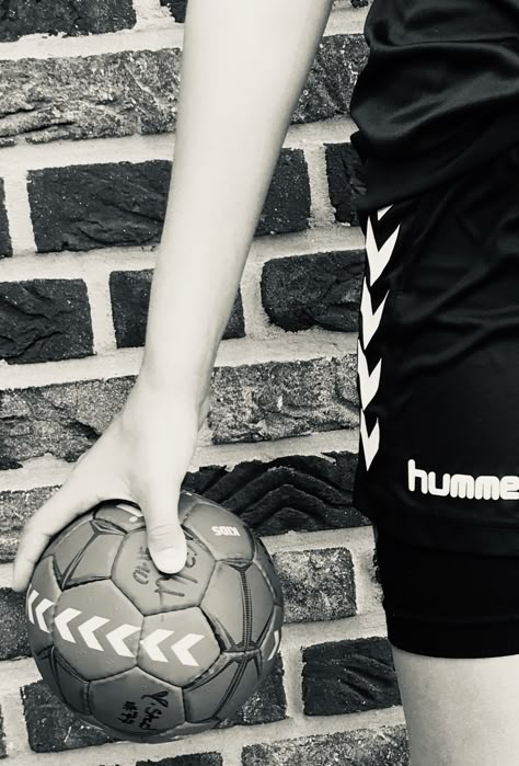 Handball Photography, Handball Aesthetic, Hand Ball, Handball Players, Sports Photos, Black And White Pictures, Soccer Ball, Vision Board, Soccer