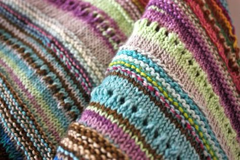 scrappy shawl, great way to use leftover yarn - no pattern, just random rows of stitching with scraps of yarn Knitted Projects, Shawl Knitting, Leftover Yarn, Crochet Border, Fiber Crafts, Scrap Yarn, Knit Shawls, Fair Isles, Knitted Blanket