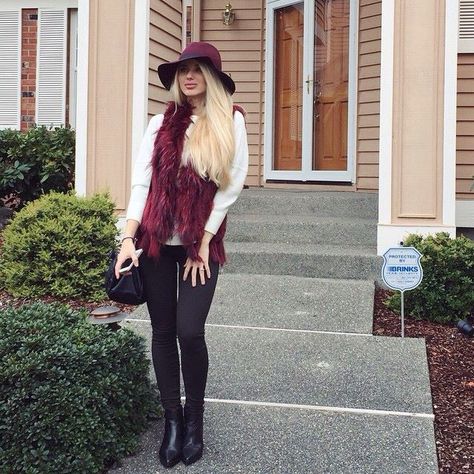 Maroon fur vest ❤️ Burgundy Fur Vest Outfit, Maroon Vest Outfit, Burgundy Vest Outfit, Fur Vest Outfits, Daily Fits, Burgundy Vest, Classy Fall Outfits, Black Pants Outfit, Look Festival