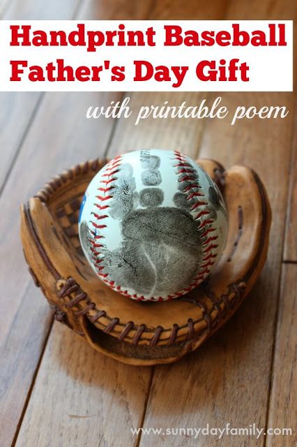 A sweet twist on a handprint Father's Day gift for baseball loving dads. Includes a free printable poem! Handprint Baseball, Fathers Day Crafts Preschool, Kid Made Christmas Gifts, Homemade Gifts For Dad, Easy Fathers Day Craft, Handprint Gifts, Homemade Fathers Day Gifts, Diy Gifts For Dad, The Dating Divas